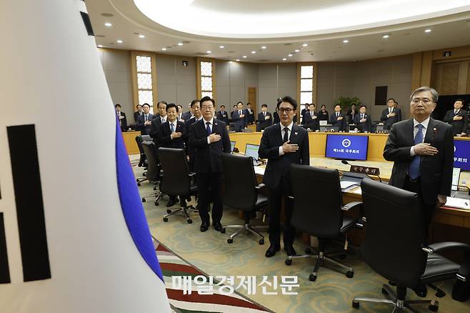 이재명 대통령이 16일 정부세종청사에서 열린 국무회의에서 국민의례를 하고 있다. 2025.12.16 대통령실사진기자단 매일경제 김호영