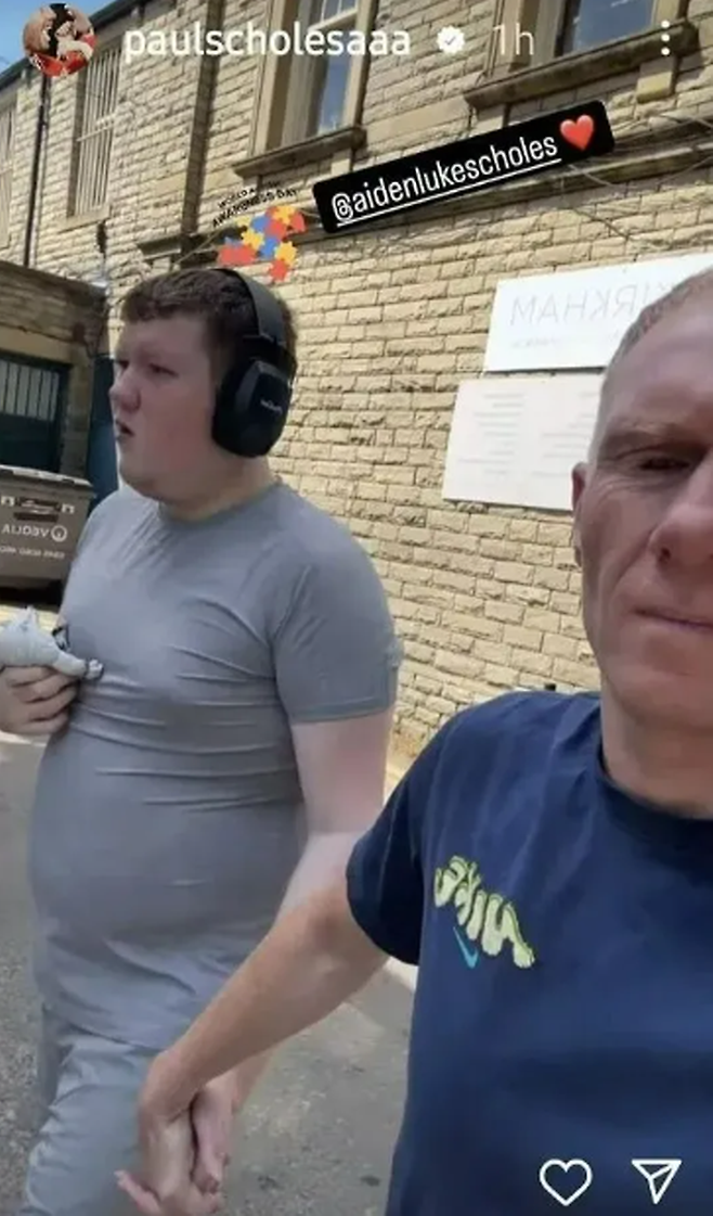 폴 스콜스가 막내 아들의 손을 잡고 이동 중이다. 스콜스에게 아들보다 중요한 건 없다. 사진=폴 스콜스 SNS