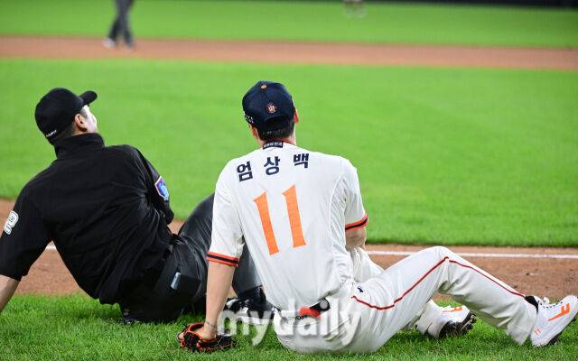 2025년 9월 27일 오후 대전 한화생명 볼파크에서 열린 '2025 신한 SOL뱅크 KBO 리그' LG 트윈스와 한화 이글스의 경기. 한화 엄상백이 7회초 무사 1루서 오지환의 안타 때 1루 주자 구본혁이 3루로 뛰자 3루 베이스 커버를 들어가다 3루심과 충돌 후 넘어지고 있다./마이데일리