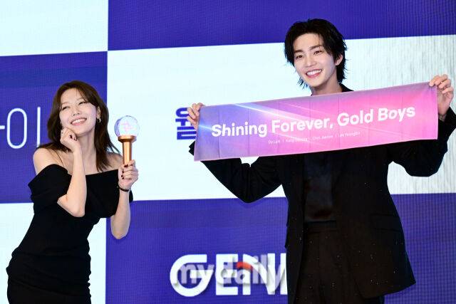 2025년 12월 16일 오후 서울 구로구 신도림 디큐브시티에서 진행된 지니TV 드라마 '아이돌아이' 제작발표회에서 최수영과 김재영이 포즈를 취하고 있다. / 곽경훈 기자 (kphoto@mydaily.co.kr)