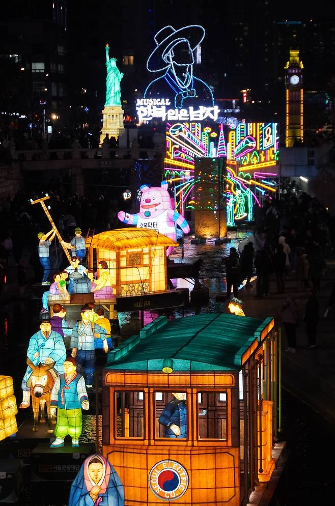 청계천에서 진행되고 있는 빛초롱축제 ‘미라클서울’