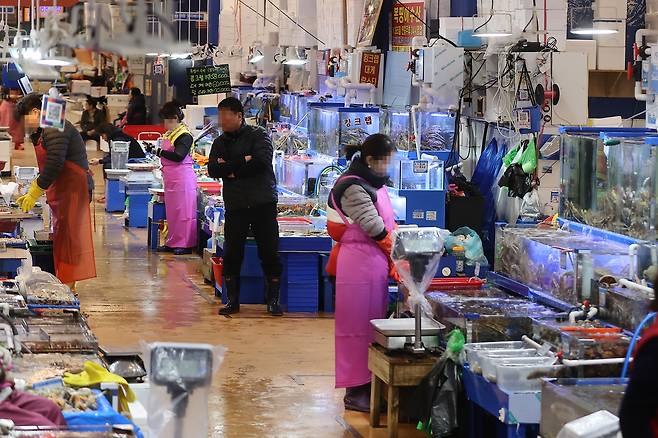 서울 동작구 노량진수산시장에서 시민들이 장을 보고 있다.[연합]