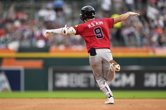 [디트로이트=AP/뉴시스]메이저리그(MLB) 애틀랜타 브레이브스의 김하성이 21일(현지 시간) 미국 미시건주 디트로이트의 코메리카 파크에서 벌어진 2025 MLB 디트로이트 타이거스와의 원정 경기에 6번 타자 유격수로 선발 출전해 4회초 솔로 홈런을 폭발한 뒤 그라운드를 달리고 있다. 2025.09.22.