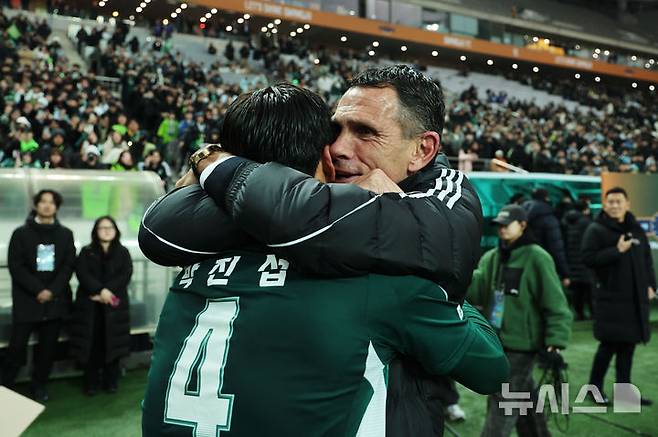 [서울=뉴시스] 권창회 기자 = 거스 포옛 전북현대 감독이 6일 오후 서울 마포구 서울월드컵경기장에서 열린 광주FC와 전북현대의 2025 하나은행 코리아컵 결승전에서 우승한 뒤 주장 박진섭과 포옹하고 있다. 2025.12.06. kch0523@newsis.com