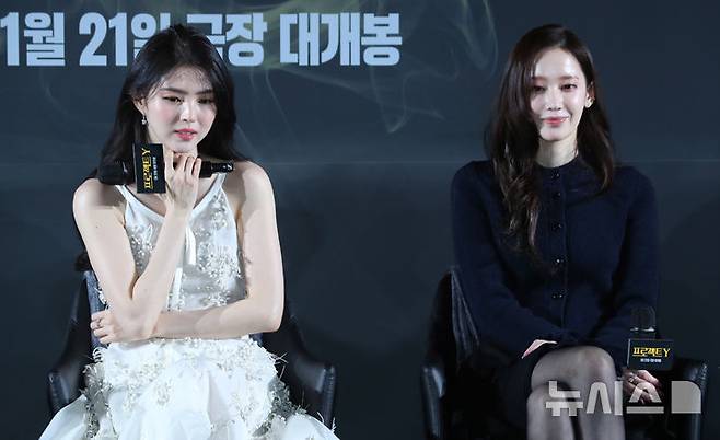 [서울=뉴시스] 김혜진 기자 = 배우 한소희(왼쪽), 전종서가 16일 오후 서울 강남구 메가박스 코엑스에서 열린 영화 '프로젝트 Y'(감독 이환) 제작보고회에 참석해 있다. 2025.12.16. jini@newsis.com