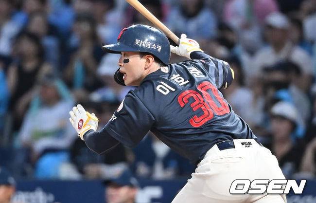 [OSEN=창원, 이석우 기자] 23일 창원NC파크에서 2025 신한 SOL 뱅크 KBO 리그 NC 다이노스와 롯데 자이언츠의 경기가 열렸다. 홈팀 NC는 김녹원이, 방문팀 롯데는 감보아가 선발 출전했다. 롯데 자이언츠 이호준이 4회초 1사 2루 중견수 왼쪽 1타점 2루타를 치고 있다. 2025.08.23 / foto0307@osen.co.kr