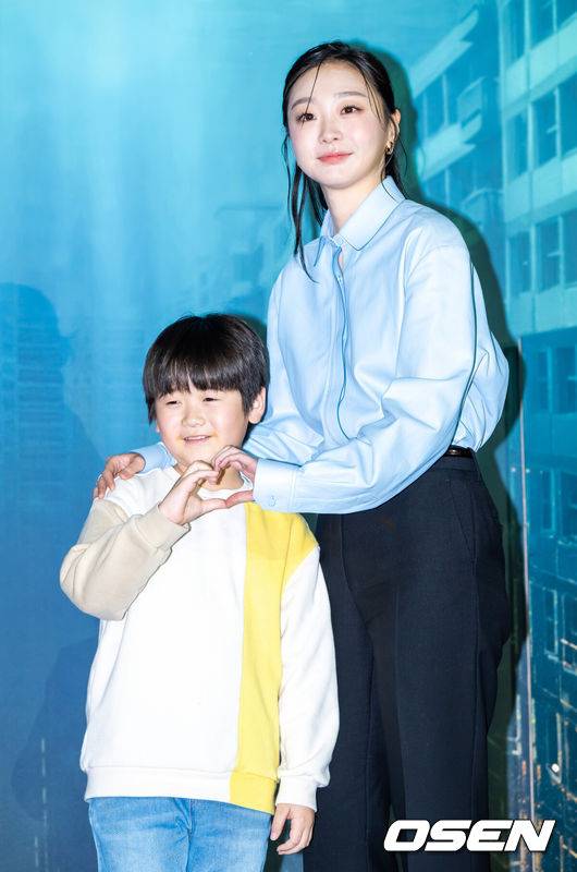 [OSEN=박준형 기자] 16일 서울 용산아이파크몰 내 용산 CGV에서 넷플릭스 영화 '대홍수' 제작보고회가 진행됐다.‘대홍수’는 대홍수가 덮친 지구의 마지막 날, 인류가 살아남을 수 있는 마지막 희망을 건 이들이 물에 잠겨가는 아파트 속에서 벌이는 사투를 그린 SF 재난 블록버스터로 이날 배우 김다미, 박해수,&nbsp;권은성과&nbsp;김병우&nbsp;감독이 참석했다.배우 권은성과 김다미가 포즈를 취하고 있다.  2025.12.16 / soul1014@osen.co.kr