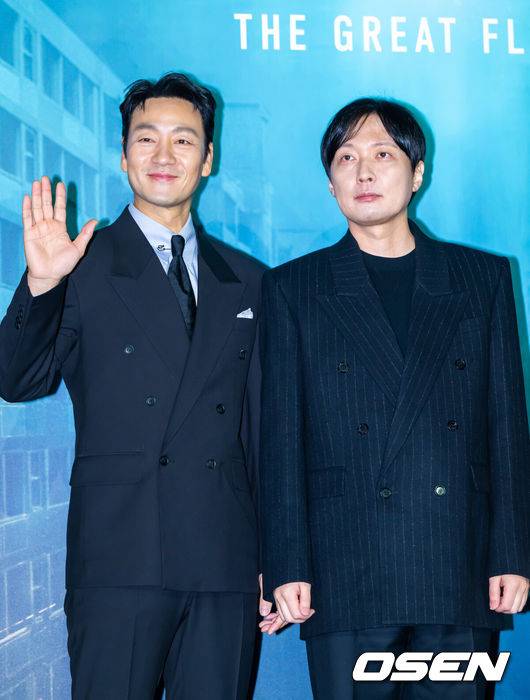[OSEN=박준형 기자] 16일 서울 용산아이파크몰 내 용산 CGV에서 넷플릭스 영화 '대홍수' 제작보고회가 진행됐다.‘대홍수’는 대홍수가 덮친 지구의 마지막 날, 인류가 살아남을 수 있는 마지막 희망을 건 이들이 물에 잠겨가는 아파트 속에서 벌이는 사투를 그린 SF 재난 블록버스터로 이날 배우 김다미, 박해수,&nbsp;권은성과&nbsp;김병우&nbsp;감독이 참석했다.김병우 감독과 박해수가 포즈를 취하고 있다.   2025.12.16 / soul1014@osen.co.kr