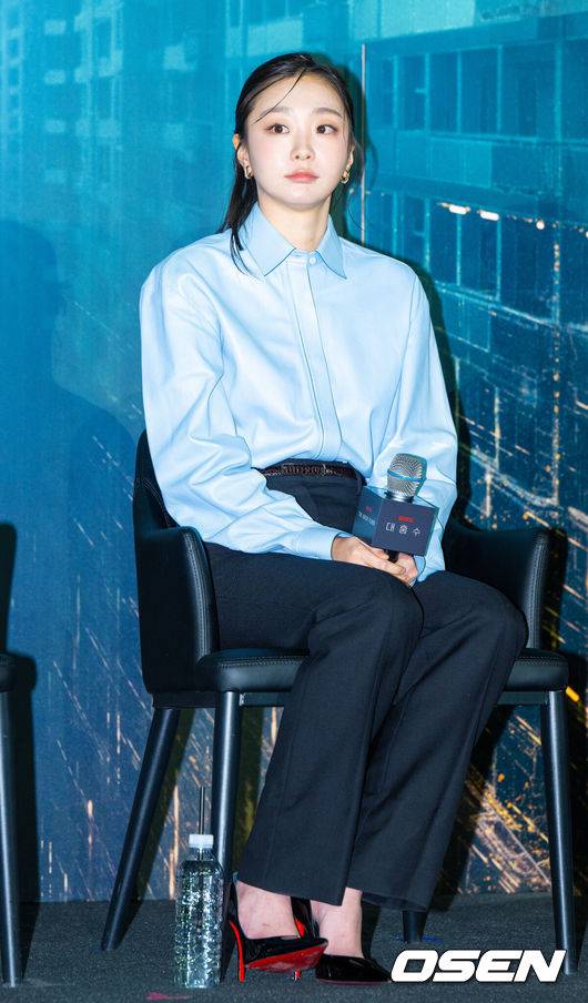 [OSEN=박준형 기자] 16일 서울 용산아이파크몰 내 용산 CGV에서 넷플릭스 영화 '대홍수' 제작보고회가 진행됐다.‘대홍수’는 대홍수가 덮친 지구의 마지막 날, 인류가 살아남을 수 있는 마지막 희망을 건 이들이 물에 잠겨가는 아파트 속에서 벌이는 사투를 그린 SF 재난 블록버스터로 이날 배우 김다미, 박해수,&nbsp;권은성과&nbsp;김병우&nbsp;감독이 참석했다.배우 김다미가 질문을 듣고 있다   2025.12.16 / soul1014@osen.co.kr