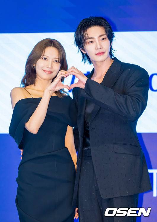 EN=박준형 기자] 16일 오후 서울 신도림 디큐브시티 내 더 세인트 호텔에서 지니 TV 오리지널 드라마 ‘아이돌아이’(연출 이광영 극본 김다린) 제작발표회가 진행됐다.팬심 만렙의 스타 변호사 맹세나(최수영 분)가 살인 용의자로 몰린 ‘최애’ 아이돌 도라익(김재영 분)의 사건을 맡으며 벌어지는 미스터리 법정 로맨스다.배우 최수영과 김재영이 포즈를 취하고 있다.    2025.12.16 / soul1014@osen.co.kr