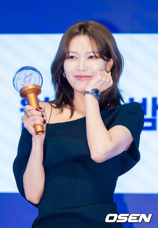 EN=박준형 기자] 16일 오후 서울 신도림 디큐브시티 내 더 세인트 호텔에서 지니 TV 오리지널 드라마 ‘아이돌아이’(연출 이광영 극본 김다린) 제작발표회가 진행됐다.팬심 만렙의 스타 변호사 맹세나(최수영 분)가 살인 용의자로 몰린 ‘최애’ 아이돌 도라익(김재영 분)의 사건을 맡으며 벌어지는 미스터리 법정 로맨스다.배우 최수영이 포즈를 취하고 있다.    2025.12.16 / soul1014@osen.co.kr