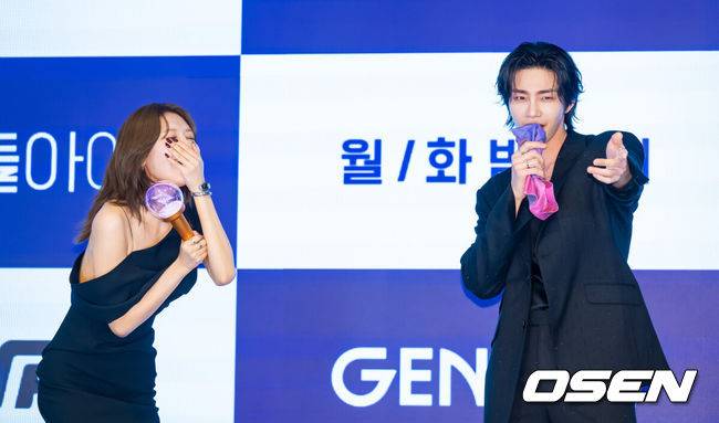 [OSEN=박준형 기자] 16일 오후 서울 신도림 디큐브시티 내 더 세인트 호텔에서 지니 TV 오리지널 드라마 ‘아이돌아이’(연출&nbsp;이광영&nbsp;극본&nbsp;김다린)&nbsp;제작발표회가 진행됐다.팬심 만렙의 스타 변호사 맹세나(최수영&nbsp;분)가 살인 용의자로 몰린 ‘최애’ 아이돌 도라익(김재영&nbsp;분)의 사건을 맡으며 벌어지는 미스터리 법정 로맨스다.배우 최수영과 김재영이 포즈를 취하고 있다.    2025.12.16 / soul1014@osen.co.kr