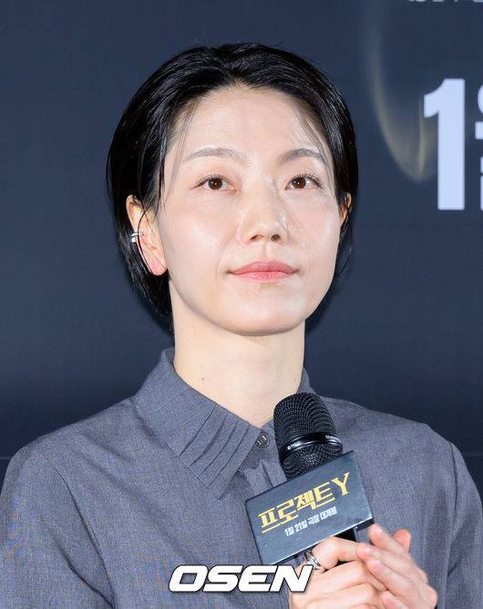 [OSEN=이대선 기자] 16일 서울 강남구 메가박스 코엑스에서 영화 '프로젝트Y’ 제작보고회가 열렸다.범죄 엔터테이닝 무비 '프로젝트Y'는 화려한 도시 그 한가운데에서 다른 내일을 꿈꾸며 살아가던 미선과 도경이 인생의 벼랑 끝에서 검은 돈과 금괴를 훔치면서 벌어지는 이야기를 그린 작품으로 2026년 1월 21일 극장에서 개봉한다.배우 김신록이 취재진의 질문을 듣고 있다. 2025.12.16 /sunday@osen.co.kr