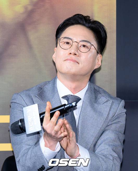 [OSEN=이대선 기자] 16일 서울 강남구 메가박스 코엑스에서 영화 '프로젝트Y’ 제작보고회가 열렸다.범죄 엔터테이닝 무비 '프로젝트Y'는&nbsp;화려한 도시 그 한가운데에서 다른 내일을 꿈꾸며 살아가던 미선과 도경이 인생의 벼랑 끝에서 검은 돈과 금괴를 훔치면서 벌어지는 이야기를 그린 작품으로 2026년 1월 21일 극장에서 개봉한다.이환 감독이 취재진의 질문을 듣고 있다. 2025.12.16 /sunday@osen.co.kr