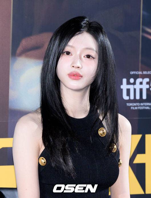 [OSEN=이대선 기자] 16일 서울 강남구 메가박스 코엑스에서 영화 '프로젝트Y’ 제작보고회가 열렸다.범죄 엔터테이닝 무비 '프로젝트Y'는&nbsp;화려한 도시 그 한가운데에서 다른 내일을 꿈꾸며 살아가던 미선과 도경이 인생의 벼랑 끝에서 검은 돈과 금괴를 훔치면서 벌어지는 이야기를 그린 작품으로 2026년 1월 21일 극장에서 개봉한다.배우 유아가 취재진의 질문을 듣고 있다. 2025.12.16 /sunday@osen.co.kr