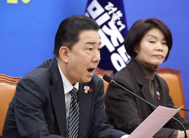 더불어민주당 김병기 원내대표가 16일 서울 여의도 국회에서 열린 원내대책회의에서 발언하고 있다.&nbsp; &nbsp; 연합뉴스