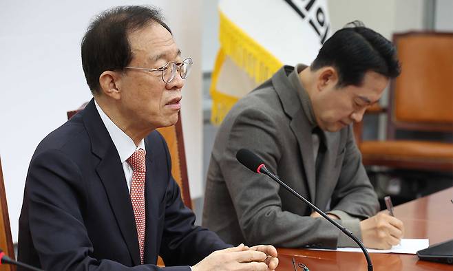 장동혁 국민의힘 대표(오른쪽)가 16일 서울 여의도 국회에서 이석연 국민통합위원장의 발언을 메모하고 있다. 뉴시스