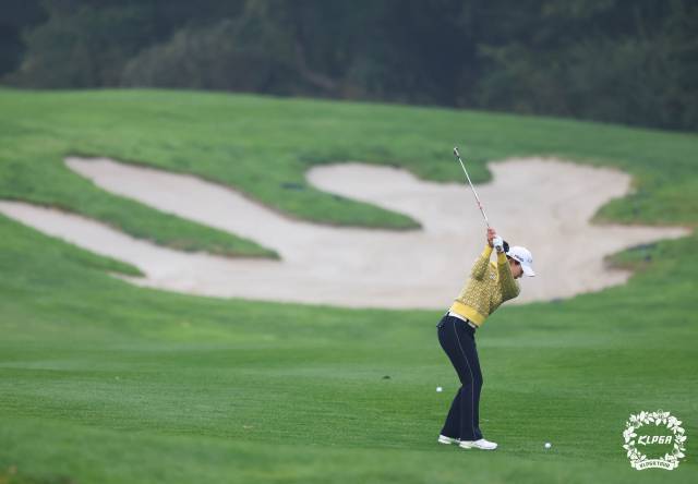 벙커 뒤 그린을 향해 샷을 하고 있는 박보겸. 사진 제공=KLPGA