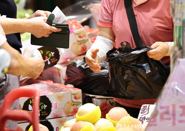 2일 서울 시내 한 전통시장에서 물건을 판매하는 상인들. 뉴스1