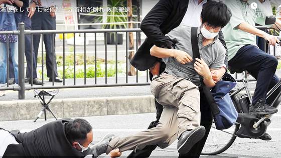 2022년 아베 신조 전 일본 총리에게 총격을 가한 범인이 현장에서 체포되고 있다. 사진=아사히TV 유튜브 화면 캡처