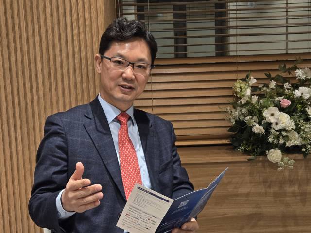 장원준 전북대 교수가 12일 서울 용산구 전쟁기념관에서 서울경제신문과 인터뷰를 갖고 “피지컬 인공지능(AI) 시대에 발맞춰 국방 연구개발(R&D)과 무기 획득 과정의 패러다임을 대전환해야 한다”고 강조하고 있다. /사진=고광본 선임기자