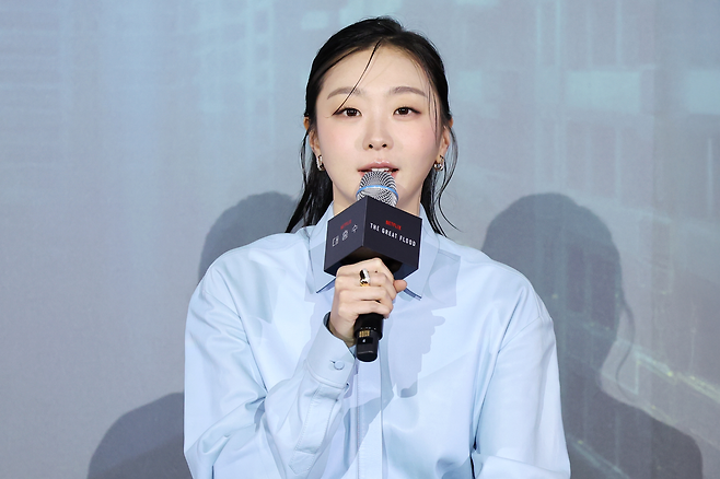 배우 김다미가 16일 서울 용산구 CGV용산아이파크몰에서 열린 넷플릭스 영화 ‘대홍수’ 제작보고회에서 발언하고 있다. 사진 연합뉴스