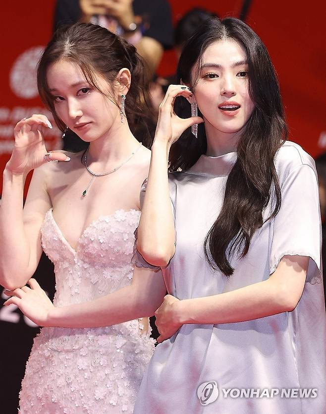 배우 전종서(왼쪽), 한소희. 연합뉴스