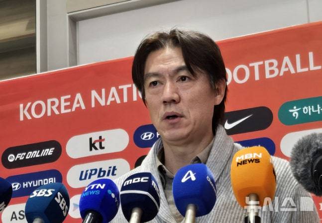 2026 국제축구연맹(FIFA) 북중미 월드컵 조 추첨식과 베이스캠프 후보지 답사를 마친 홍명보 축구 국가대표팀 감독이 12일 오후 인천국제공항 제2여객터미널을 통해 귀국해 취재진 질문에 답변하고 있다. /사진=뉴시스