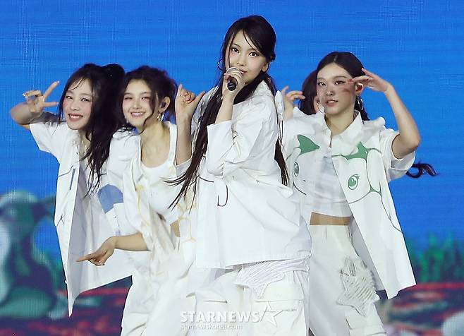 걸그룹 뉴진스(NewJeans) 혜인이 지난 27일 오후 태국 방콕 임팩트 챌린저 홀 1-2(IMPACT Challenger Hall 1-2)에서 진행된 '제 9회 아시아 아티스트 어워즈'(The 9th Asia Artist Awards, 이하 'AAA 2024')'에 참석해 멋진 무대를 선보이고 있다.  뉴진스는 이날 'AAA 2024'에서 대상 'AAA 올해의 가수'를 비롯해 '베스트 아티스트', '베스트 퍼포먼스' 등 3년 연속 대상 수상 및 3관왕의 영예를 안았다. /사진=김창현 chmt@