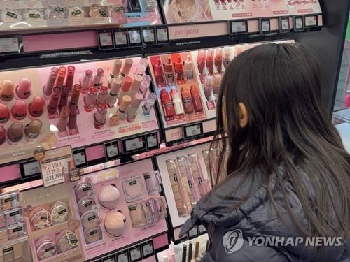화장품을 구경하는 어린이 (서울=연합뉴스) 이진주 인턴기자 = 지난 6일 한 올리브영 매장에서 어린이가 화장품을 구경하고 있다. 2025.12.16