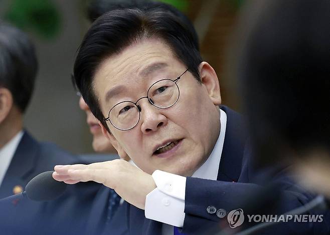 국무회의 발언하는 이재명 대통령 (세종=연합뉴스) 김도훈 기자 = 이재명 대통령이 16일 정부세종청사에서 열린 국무회의에서 발언하고 있다. 2025.12.16 [대통령실통신사진기자단] superdoo82@yna.co.kr