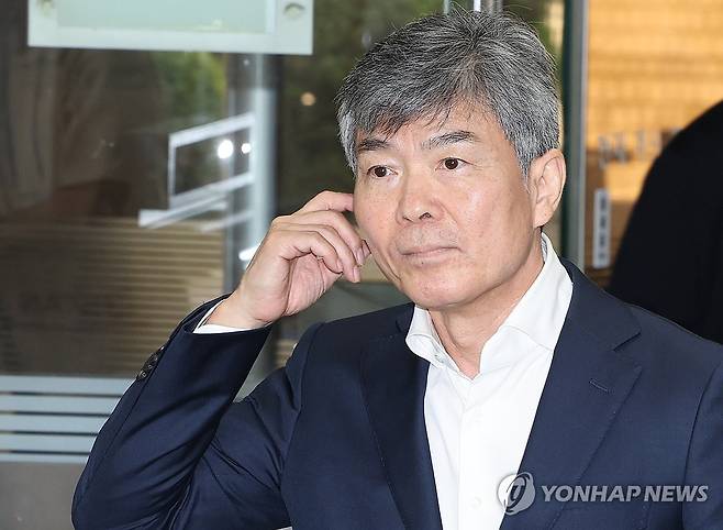 이종호 전 블랙펄인베스트 대표, 법원 출석 (서울=연합뉴스) 이진욱 기자 = 김건희 여사의 최측근으로 알려진 이종호 전 블랙펄인베스트 대표가 5일 영장실질심사를 받기 위해 서울중앙지법에 출석하고 있다.
    이 전 대표는 도이치모터스 1차 주가조작 주포인 이정필씨로부터 25차례에 걸쳐 8천여만원을 받고 그가 형사재판에서 실형 대신 집행유예를 선고받을 수 있도록 힘써주겠다고 말한 혐의를 받고 있다. 2025.8.5 cityboy@yna.co.kr