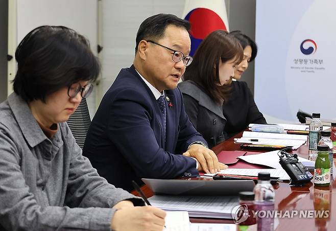 정구창 차관, 양육비 선지급 현장소통 간담회 발언 (서울=연합뉴스) 이정훈 기자 = 정구창 성평등가족부 차관이 16일 서울 종로구 정부서울청사에서 열린 양육비 선지급 현장소통 간담회에서 발언하고 있다. 2025.12.16 uwg806@yna.co.kr