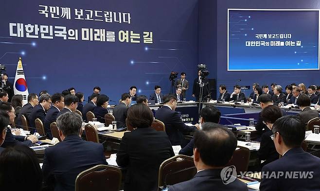 복지부·식약처 업무보고 (세종=연합뉴스) 김도훈 기자 = 16일 정부세종컨벤션센터에서 이재명 대통령이 참석한 보건복지부(질병관리청)·식품의약품안전처 업무보고가 진행되고 있다. 2025.12.16 [대통령실통신사진기자단] superdoo82@yna.co.kr