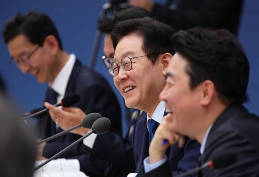 이재명 대통령이 17일 정부세종컨벤션센터에서 열린 산업부·중기부·지재처 업무보고에서 김정관 산업통상자원부 장관의 답변을 듣고 있다. /연합뉴스