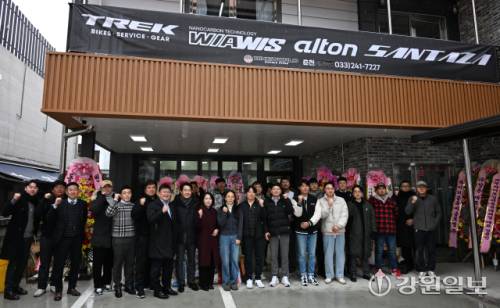 ◇바이크월드 트렉 춘천점(대표:이경남)이 16일 후평동 일대에서 준공식을 진행했다. 이날 임영빈 강원일보 CEO아카데미(KCA) 10기 회장, 이재철 사무총장 등 KCA 10기 원우들을 비롯해 김보건·박노일·정경옥 춘천시의원 등이 참석해 축하를 전했다. 신세희기자