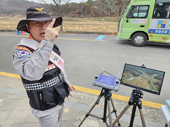 조종기 모니터와 외부모니터를 통해 드론의 열화상 감지 영상을 모니터링 하고 있다.