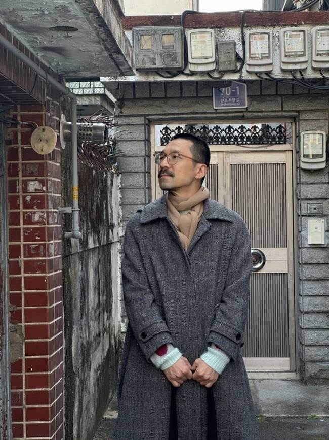 장편소설 <마산>으로 제56회 동인문학상을 받은 소설가 김기창이 마산 산호동 오랜 골목을 바라보고 있다. /이서후 기자