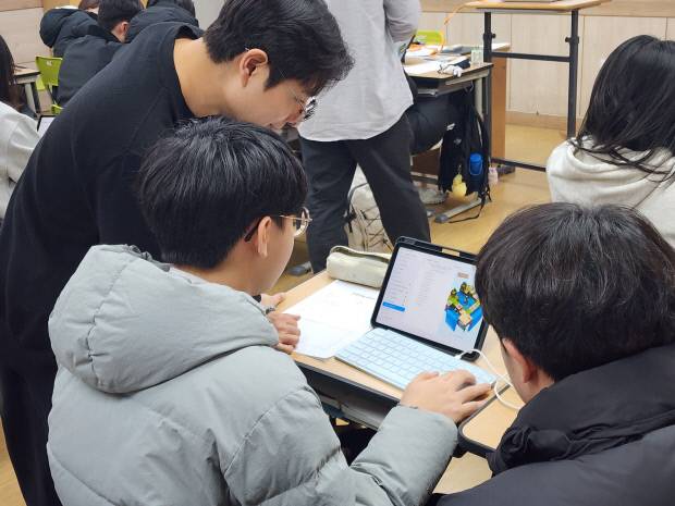 포항시 장흥중학교 학생들이 '찾아가는 인공지능 교육 프로그램'에 참여하고 있다. 사진=포항교육지원청 제공