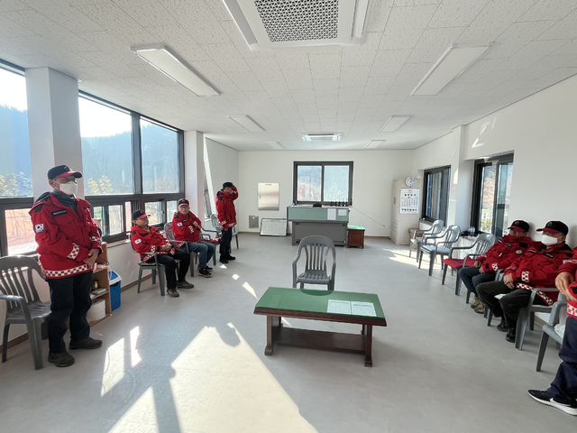 2층에는 산불진화인원 휴게실이 구성돼있었다. 향후 소파와 냉장고 등 진화인원 휴식여건에 있어서 더욱 발전될 예정이다. 김정원 기자