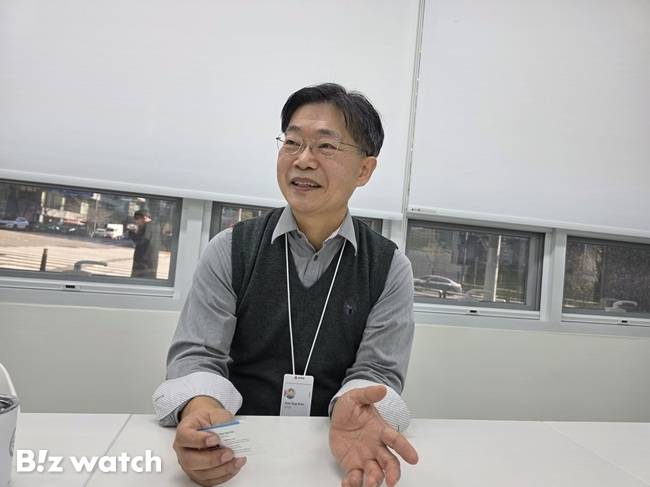 김기섭 액시언 대표가 비즈워치와 인터뷰를 진행하고 있다./사진=김동훈 기자