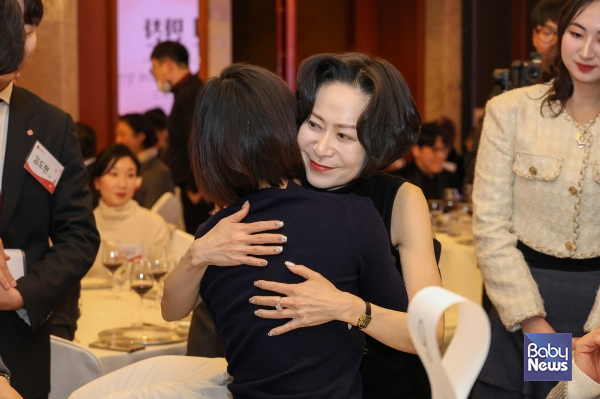 장혜선 롯데재단 이사장이 송년회 참가자와 인사하고 있다. ⓒ롯데재단