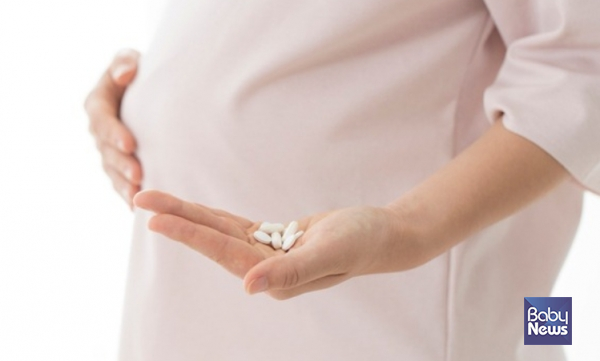 임신 중 약물복용에 대해서는 응답자의 80.9%가 "태아에 해로울 수 있어 가능한 복용을 피해야 한다"고 답했으며, 수유 중 약물복용 역시 88.6%가 "모유에 영향을 줄 수 있어 가능한 피해야 한다"고 응답했다. ⓒ베이비뉴스