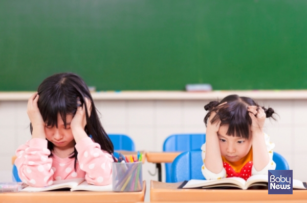 영유아기관 교사 10명 중 8명은 인지학습을 요구하는 양육자를 경험한 것으로 나타났으며, 2명 중 1명은 영어학원 진입을 이유로 퇴사한 경험이 있는 것으로 나타났다. ⓒ베이비뉴스