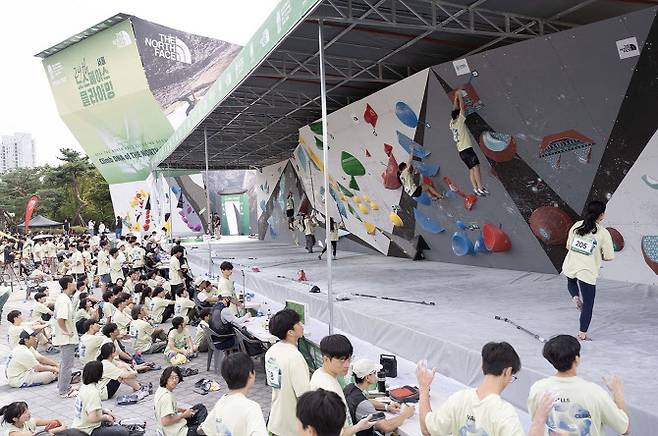 노스페이스가 지난 9월 개최한 스포츠클라이밍 대축제 ‘제29회 노스페이스컵 전국 스포츠클라이밍 대회’. (사진=영원아웃도어)