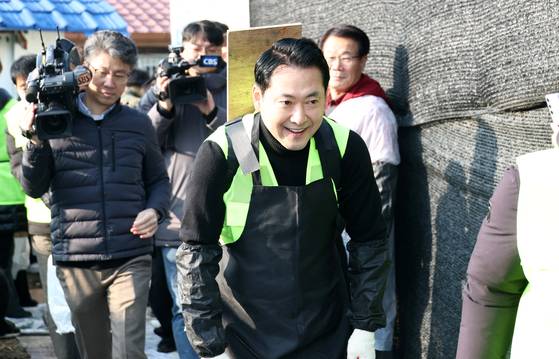 국민의힘 장동혁 대표가 17일 경기 고양시 화전마을에서 연탄봉사를 하고 있다. 〈사진=연합뉴스〉