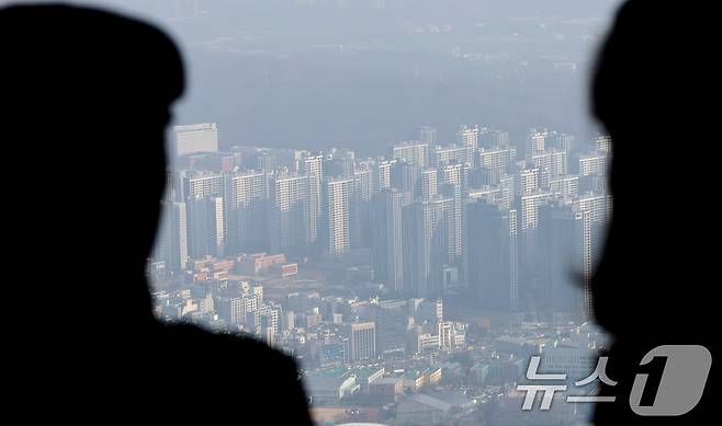 서울 등 수도권 지역 미세먼지가 나쁨 수준을 보인 30일 오전 서울 송파구 서울스카이에서 바라본 도심이 미세먼지로 뿌옇게 보이고 있다. 2025.11.30/뉴스1 ⓒ News1 장수영 기자