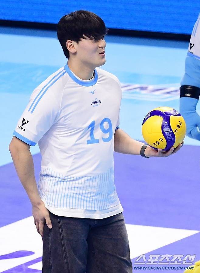 16일 인천 계양체육관에서 열린 V리그 남자부 대한항공과 현대캐피탈의 경기. 기념 시구를 펼치고 있는 SSG 랜더스 조병현. 인천=송정헌 기자songs@sportschosun.com/2025.12.16/