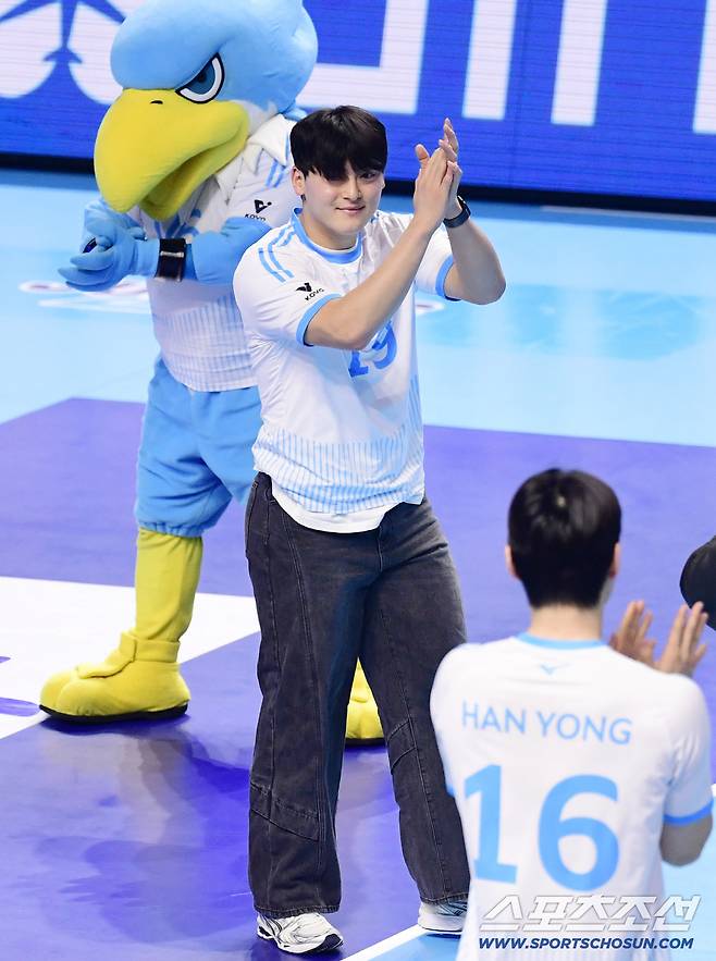 기분 좋은 배구장 나들이. 시구를 마치고 팬들에게 인사하는 SSG 랜더스 조병현.