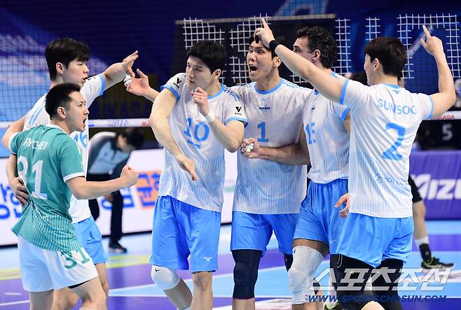 현대캐피탈에 승리한 대한항공 선수들.